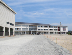 宮内中学校　新築校舎全景